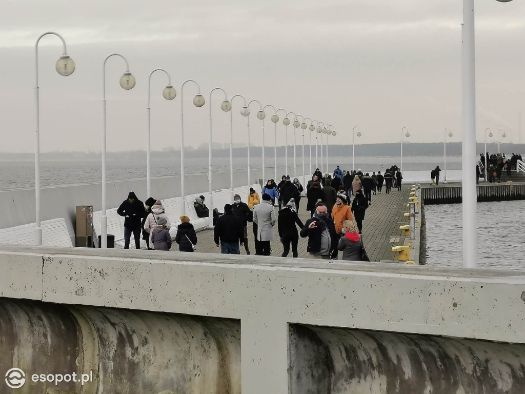Sopot: Tłumy jak w sezonie w pierwszą sobotę Nowego Roku 01.2021 [FOTO]