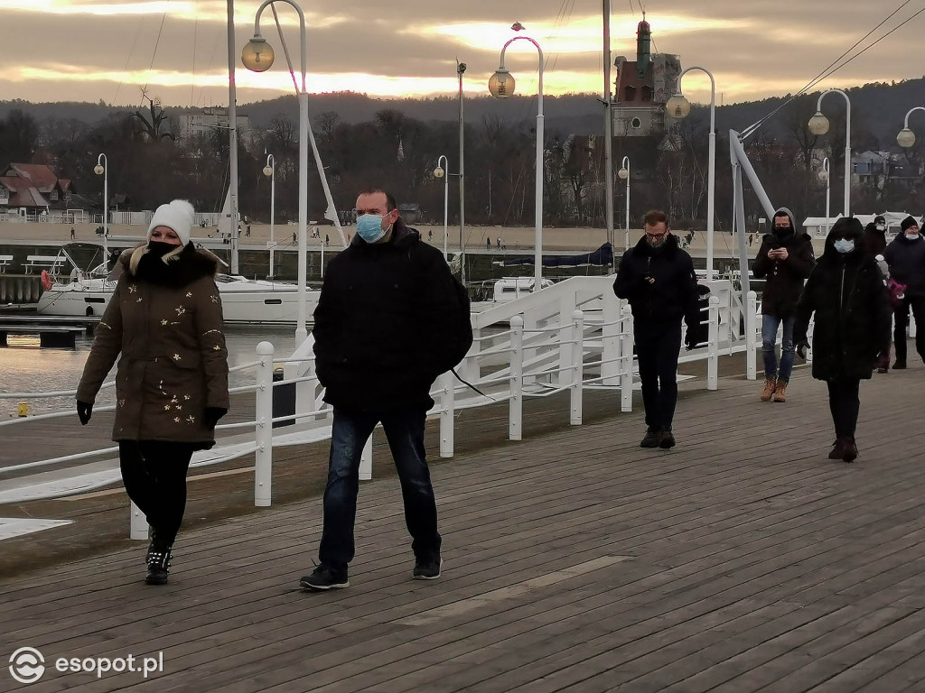 Sopot: Tłumy jak w sezonie w pierwszą sobotę Nowego Roku 01.2021 [FOTO]