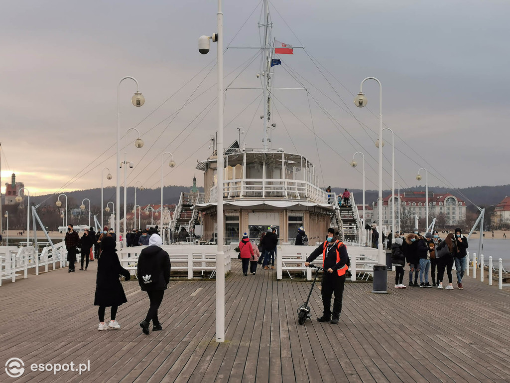 Sopot: Tłumy jak w sezonie w pierwszą sobotę Nowego Roku 01.2021 [FOTO]