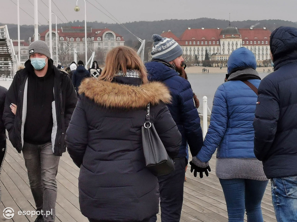 Sopot: Tłumy jak w sezonie w pierwszą sobotę Nowego Roku 01.2021 [FOTO]
