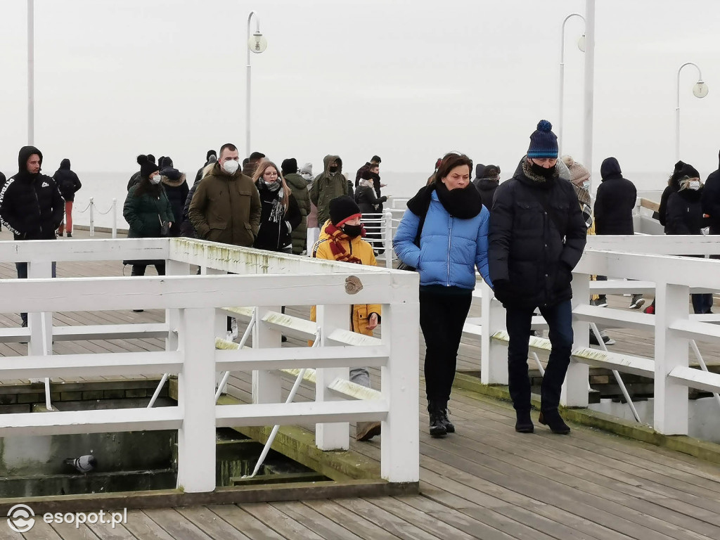 Sopot: Tłumy jak w sezonie w pierwszą sobotę Nowego Roku 01.2021 [FOTO]
