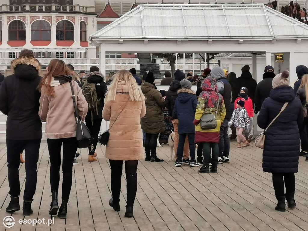 Sopot: Tłumy jak w sezonie w pierwszą sobotę Nowego Roku 01.2021 [FOTO]
