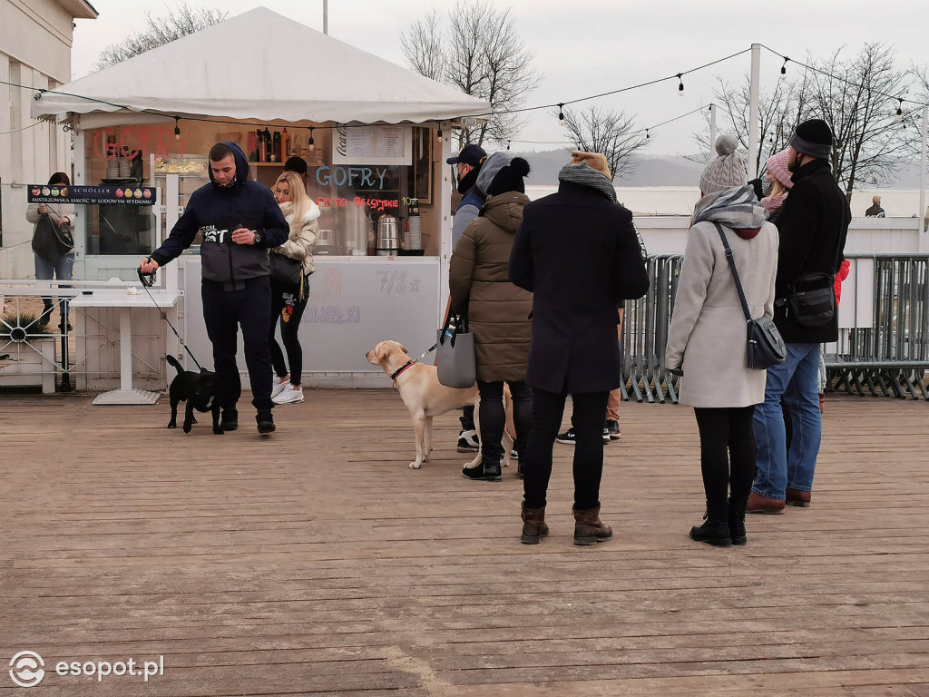 Sopot: Tłumy jak w sezonie w pierwszą sobotę Nowego Roku 01.2021 [FOTO]