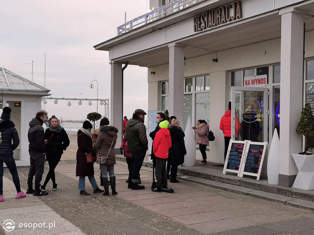 Sopot: Tłumy jak w sezonie w pierwszą sobotę Nowego Roku 01.2021 [FOTO]