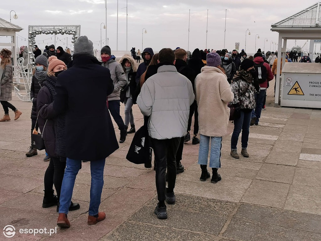 Sopot: Tłumy jak w sezonie w pierwszą sobotę Nowego Roku 01.2021 [FOTO]