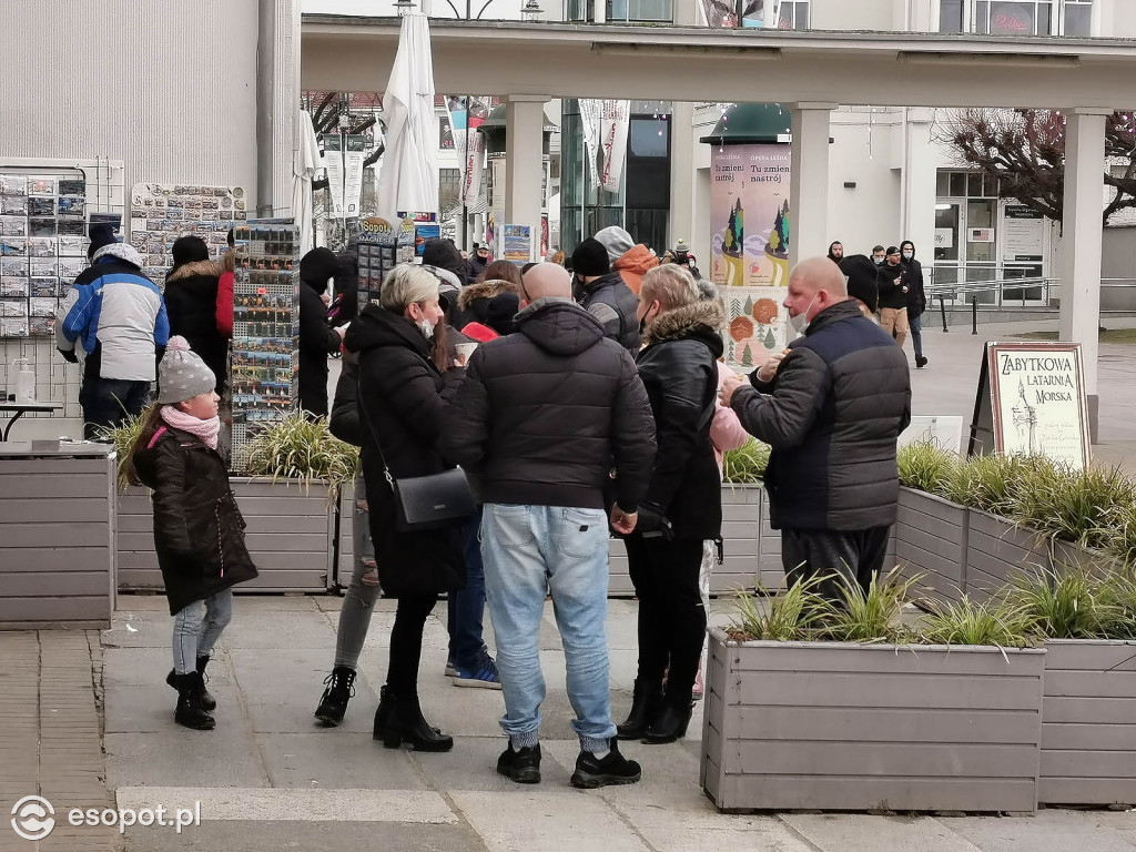 Sopot: Tłumy jak w sezonie w pierwszą sobotę Nowego Roku 01.2021 [FOTO]