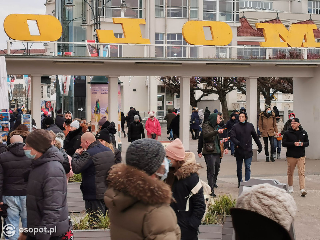 Sopot: Tłumy jak w sezonie w pierwszą sobotę Nowego Roku 01.2021 [FOTO]
