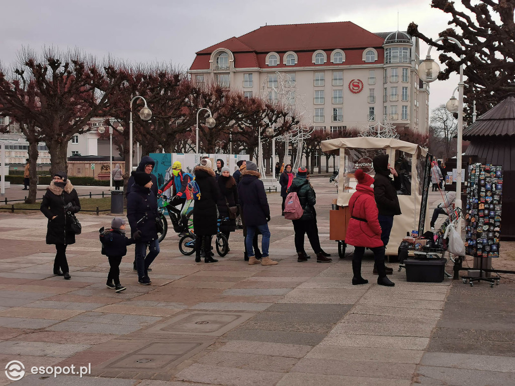 Sopot: Tłumy jak w sezonie w pierwszą sobotę Nowego Roku 01.2021 [FOTO]