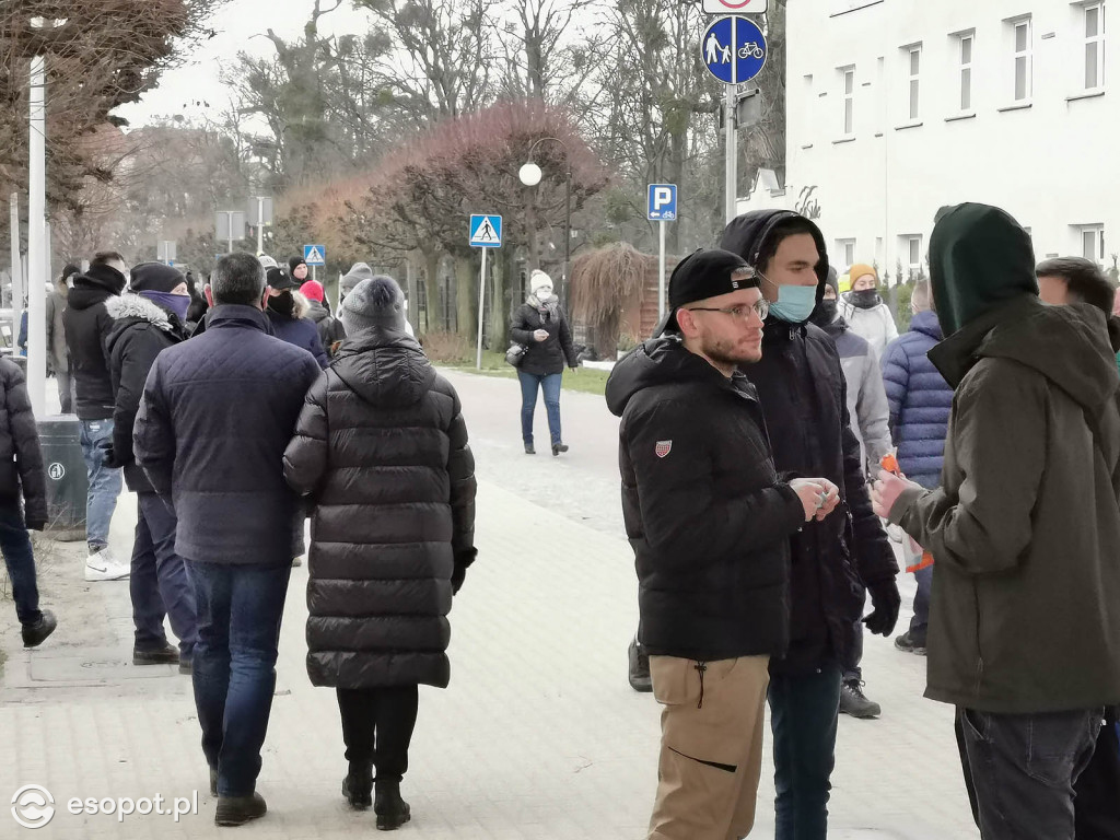 Sopot: Tłumy jak w sezonie w pierwszą sobotę Nowego Roku 01.2021 [FOTO]