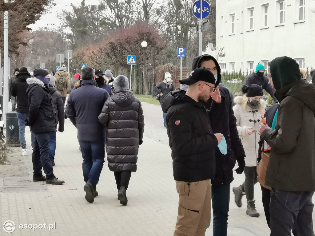 Sopot: Tłumy jak w sezonie w pierwszą sobotę Nowego Roku 01.2021 [FOTO]