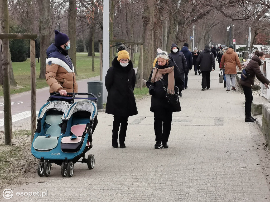 Sopot: Tłumy jak w sezonie w pierwszą sobotę Nowego Roku 01.2021 [FOTO]