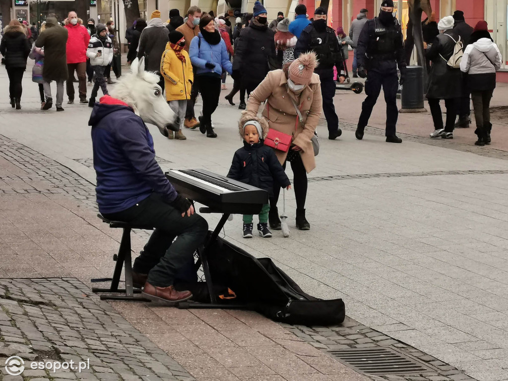 Sopot: Tłumy jak w sezonie w pierwszą sobotę Nowego Roku 01.2021 [FOTO]