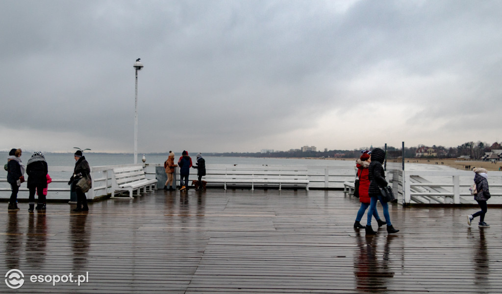 Sopot: deszcz nie odstraszył spacerowiczów w pierwszy weekend ferii [FOTO]