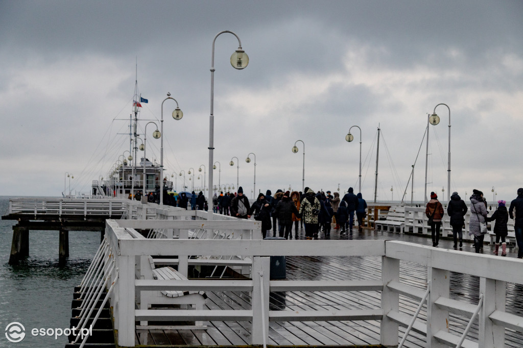 Sopot: deszcz nie odstraszył spacerowiczów w pierwszy weekend ferii [FOTO]