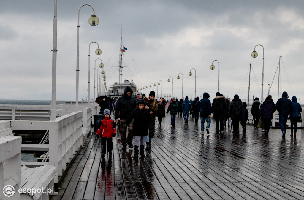 Sopot: deszcz nie odstraszył spacerowiczów w pierwszy weekend ferii [FOTO]