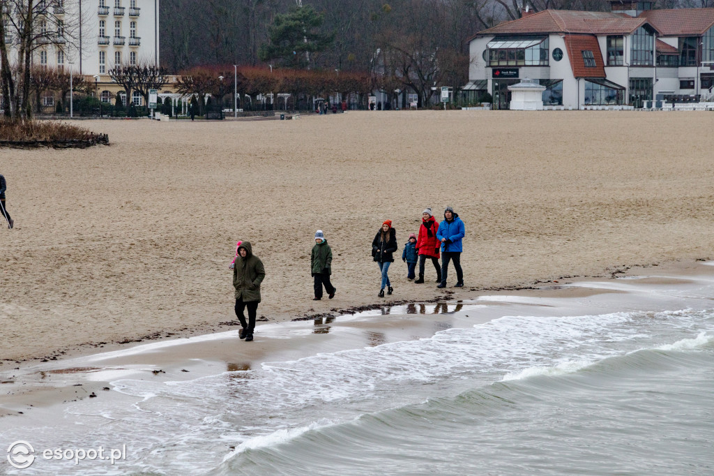 Sopot: deszcz nie odstraszył spacerowiczów w pierwszy weekend ferii [FOTO]
