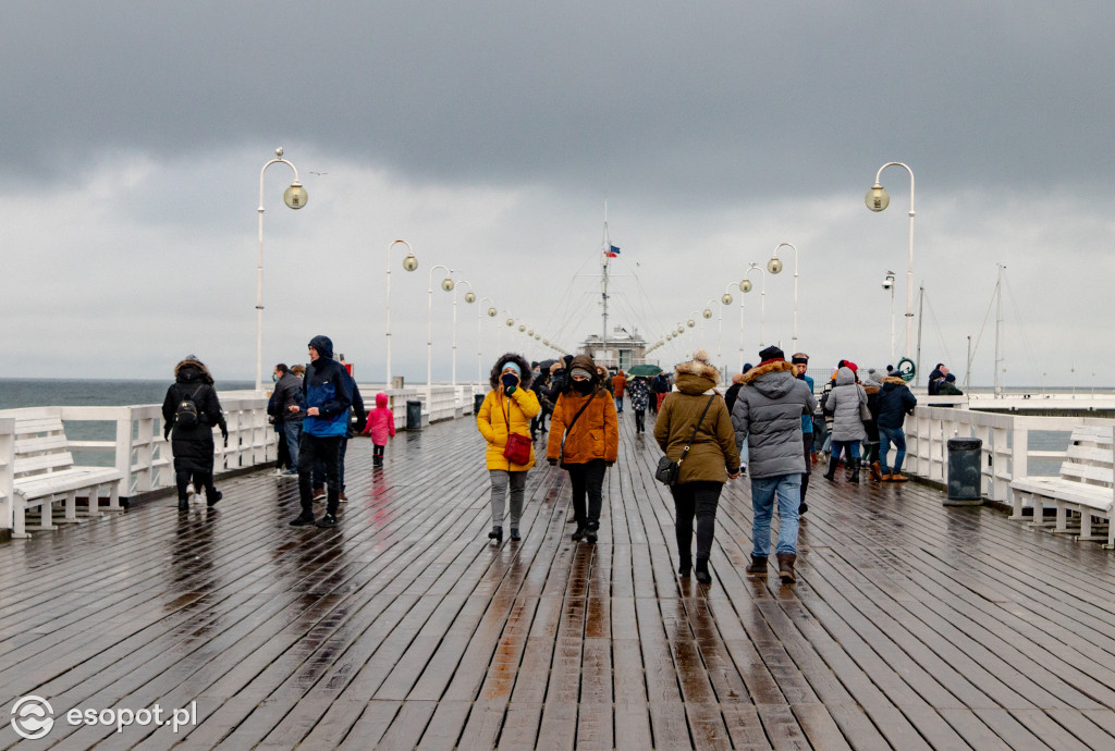 Sopot: deszcz nie odstraszył spacerowiczów w pierwszy weekend ferii [FOTO]