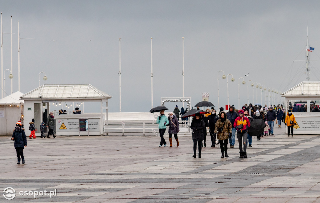 Sopot: deszcz nie odstraszył spacerowiczów w pierwszy weekend ferii [FOTO]