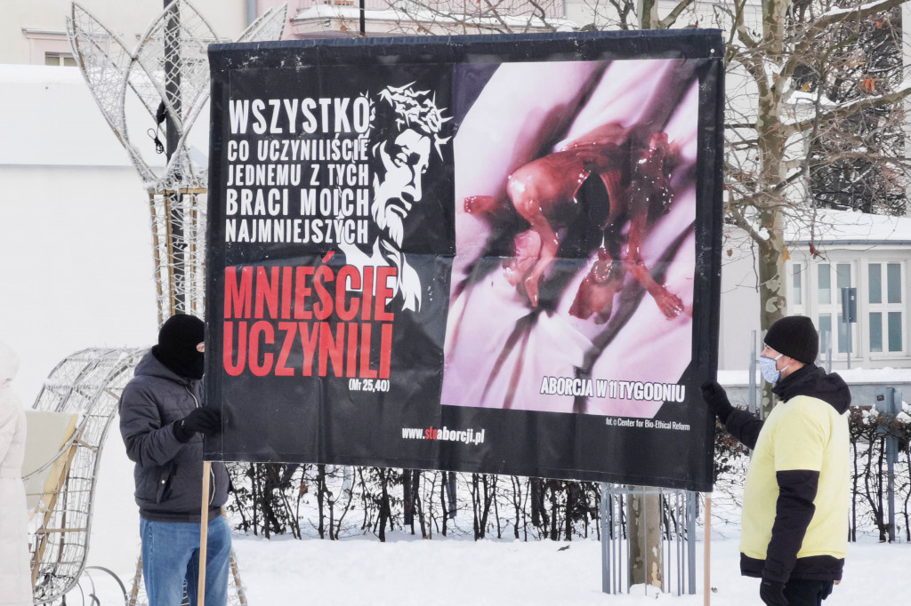 Kolejna pikieta fundacji Pro - Prawo do życia! Kontrowersyjne treści pojawiły się przy sopockiej choince