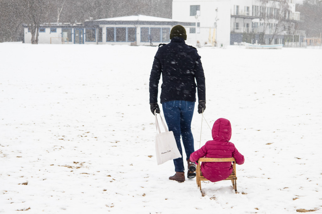 Narty, sanki i spacery: weekendowe tłumy na plaży w Sopocie [FOTO]