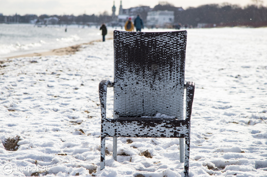 Narty, sanki i spacery: weekendowe tłumy na plaży w Sopocie [FOTO]