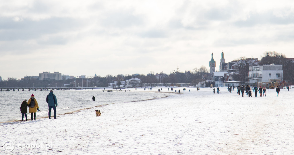 Narty, sanki i spacery: weekendowe tłumy na plaży w Sopocie [FOTO]
