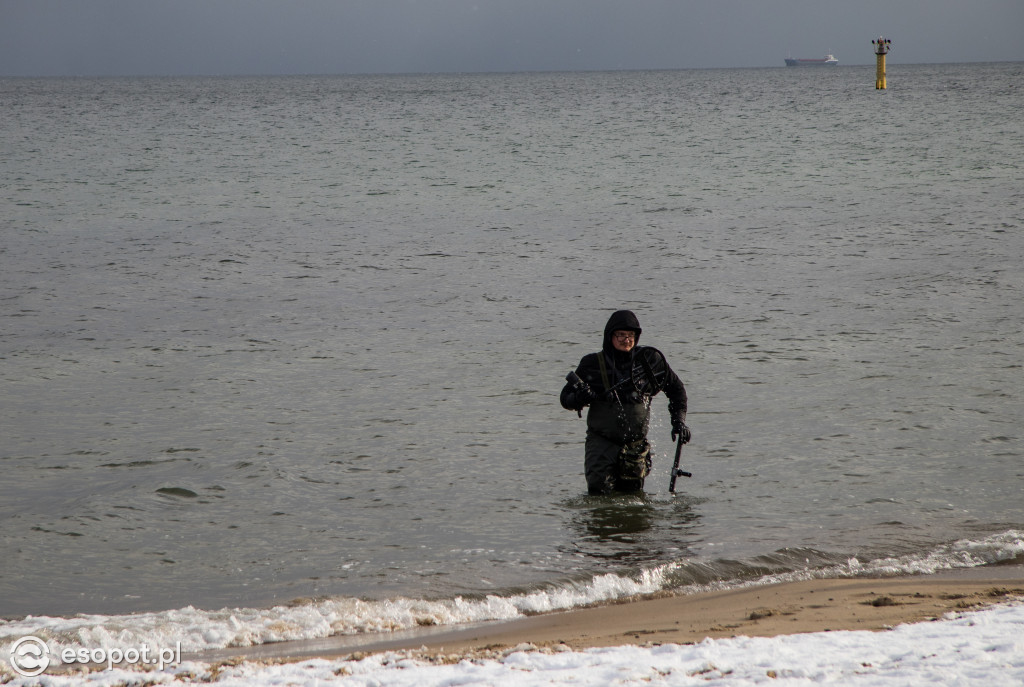 Narty, sanki i spacery: weekendowe tłumy na plaży w Sopocie [FOTO]