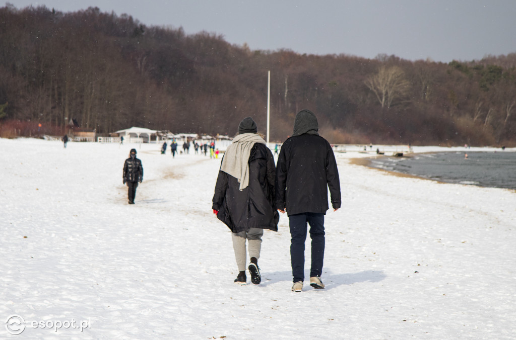 Narty, sanki i spacery: weekendowe tłumy na plaży w Sopocie [FOTO]