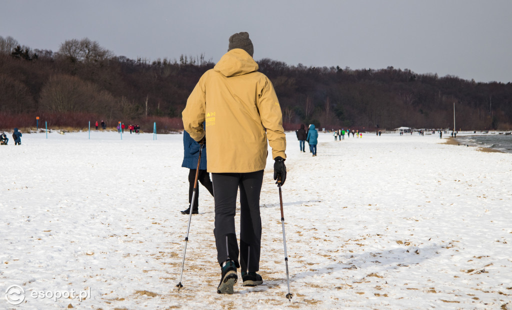 Narty, sanki i spacery: weekendowe tłumy na plaży w Sopocie [FOTO]