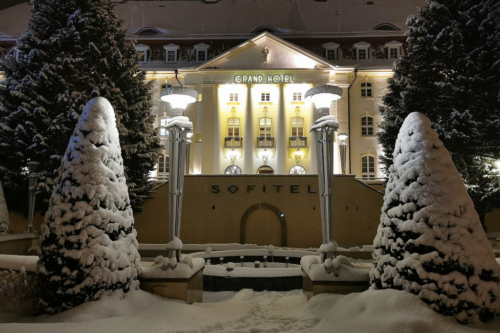 Bajkowy Sopot w zimowy wieczór! Kurort zachwyca w białej odsłonie [FOTO]