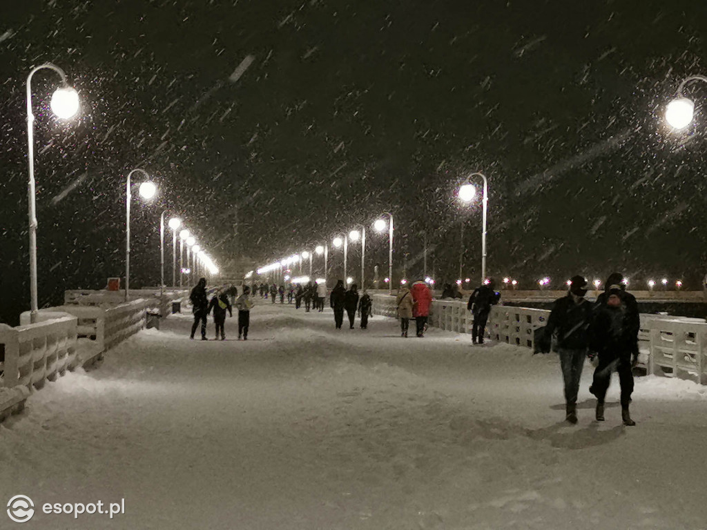 Bajkowy Sopot w zimowy wieczór! Kurort zachwyca w białej odsłonie [FOTO]