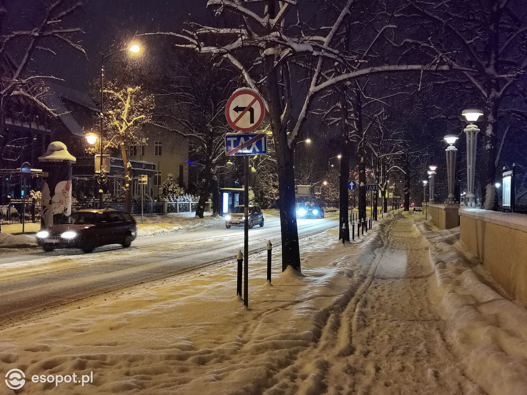 Bajkowy Sopot w zimowy wieczór! Kurort zachwyca w białej odsłonie [FOTO]