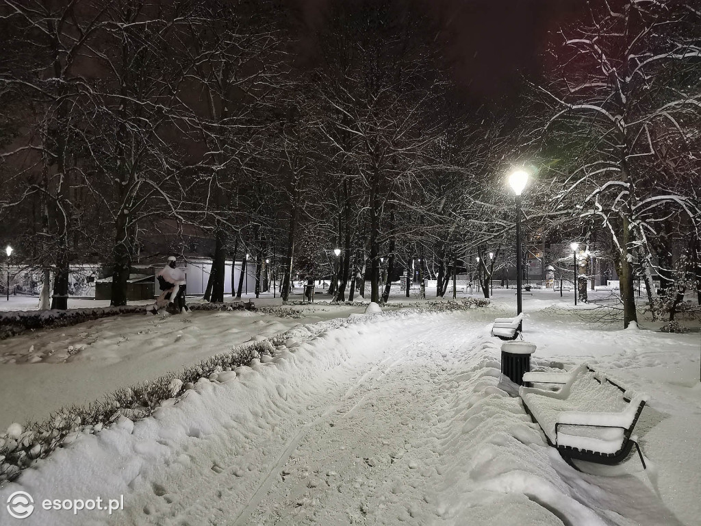 Bajkowy Sopot w zimowy wieczór! Kurort zachwyca w białej odsłonie [FOTO]