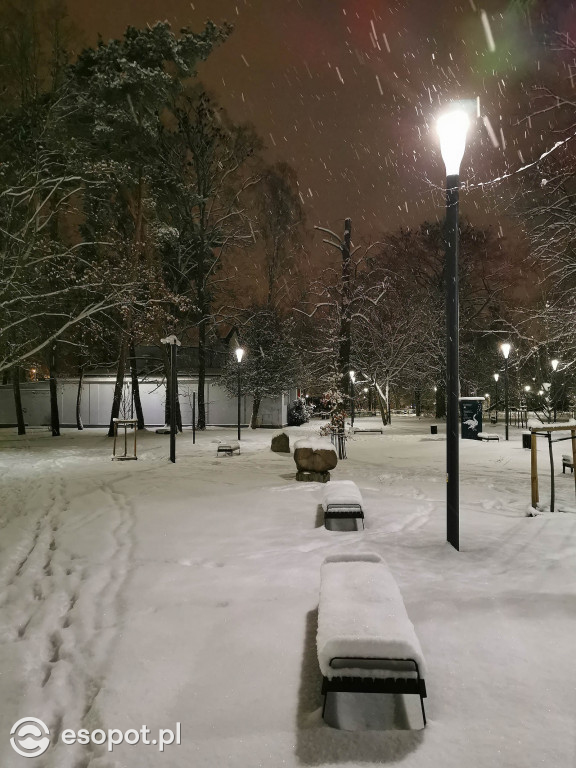 Bajkowy Sopot w zimowy wieczór! Kurort zachwyca w białej odsłonie [FOTO]