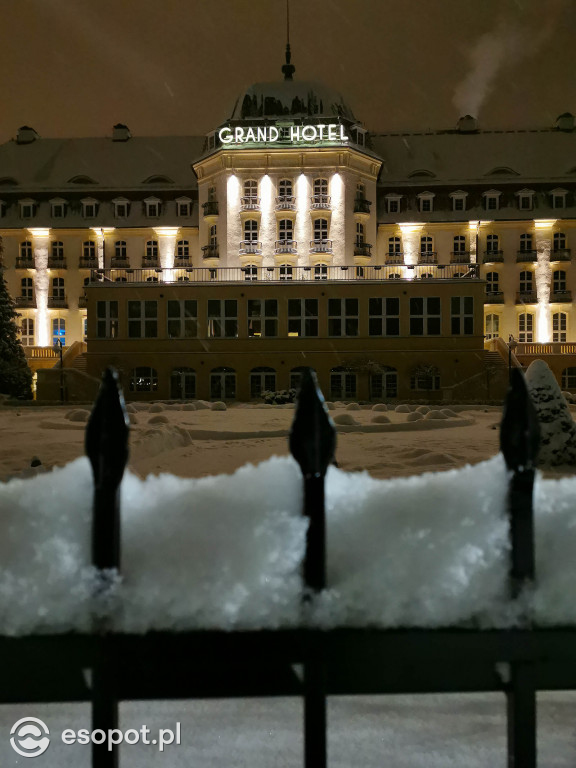Bajkowy Sopot w zimowy wieczór! Kurort zachwyca w białej odsłonie [FOTO]