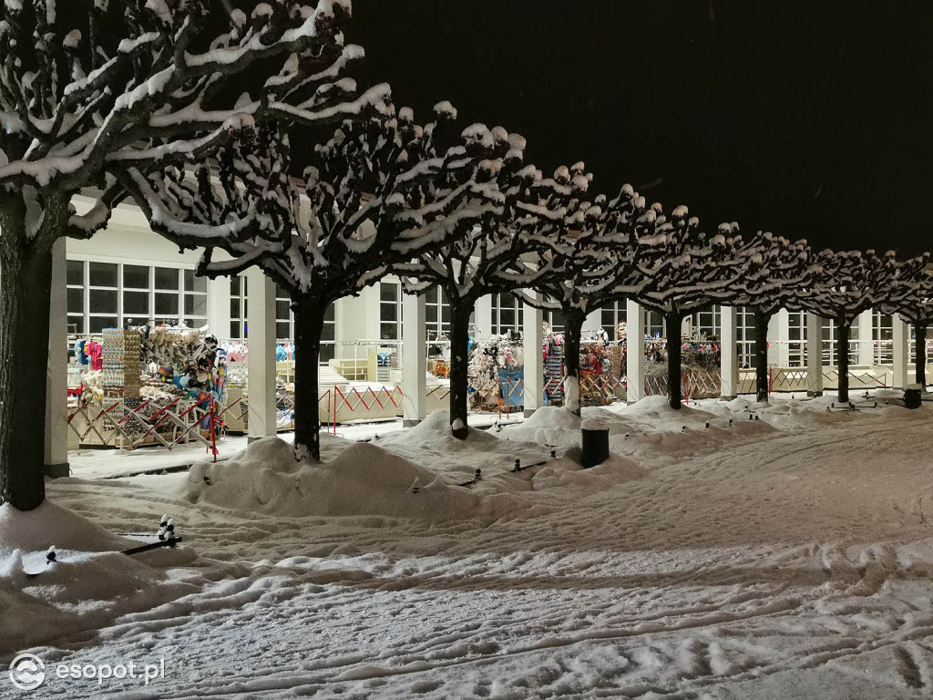 Bajkowy Sopot w zimowy wieczór! Kurort zachwyca w białej odsłonie [FOTO]