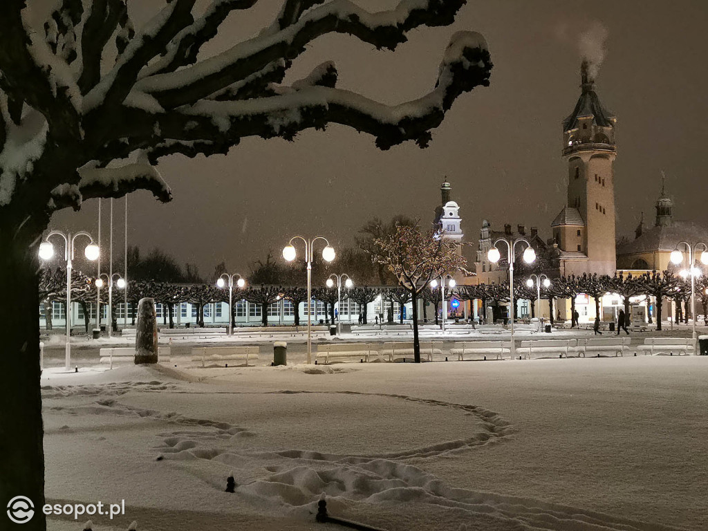 Bajkowy Sopot w zimowy wieczór! Kurort zachwyca w białej odsłonie [FOTO]