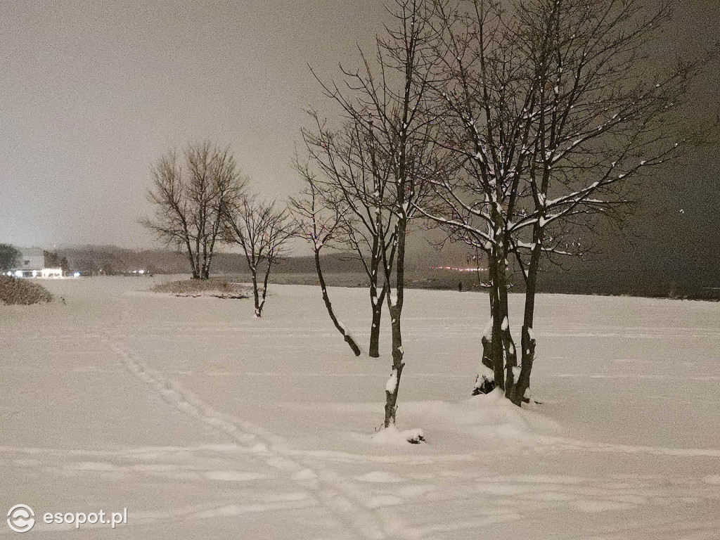 Bajkowy Sopot w zimowy wieczór! Kurort zachwyca w białej odsłonie [FOTO]