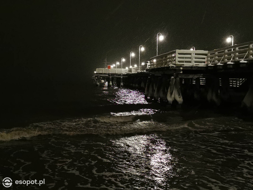 Bajkowy Sopot w zimowy wieczór! Kurort zachwyca w białej odsłonie [FOTO]