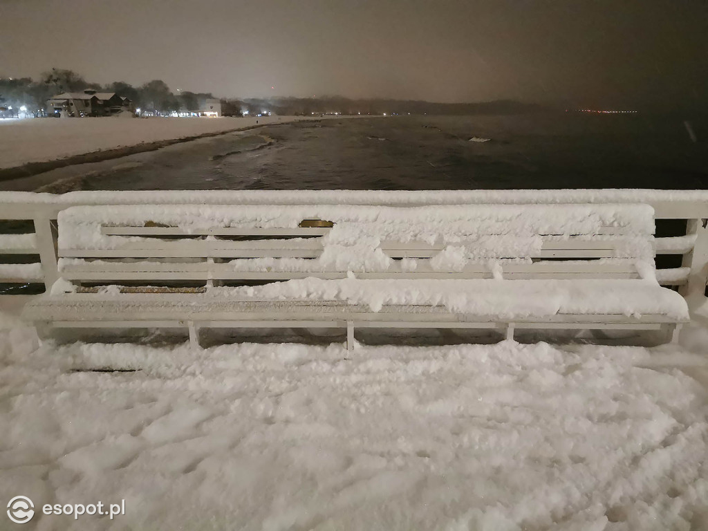Bajkowy Sopot w zimowy wieczór! Kurort zachwyca w białej odsłonie [FOTO]