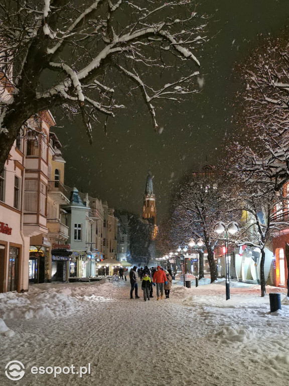 Bajkowy Sopot w zimowy wieczór! Kurort zachwyca w białej odsłonie [FOTO]