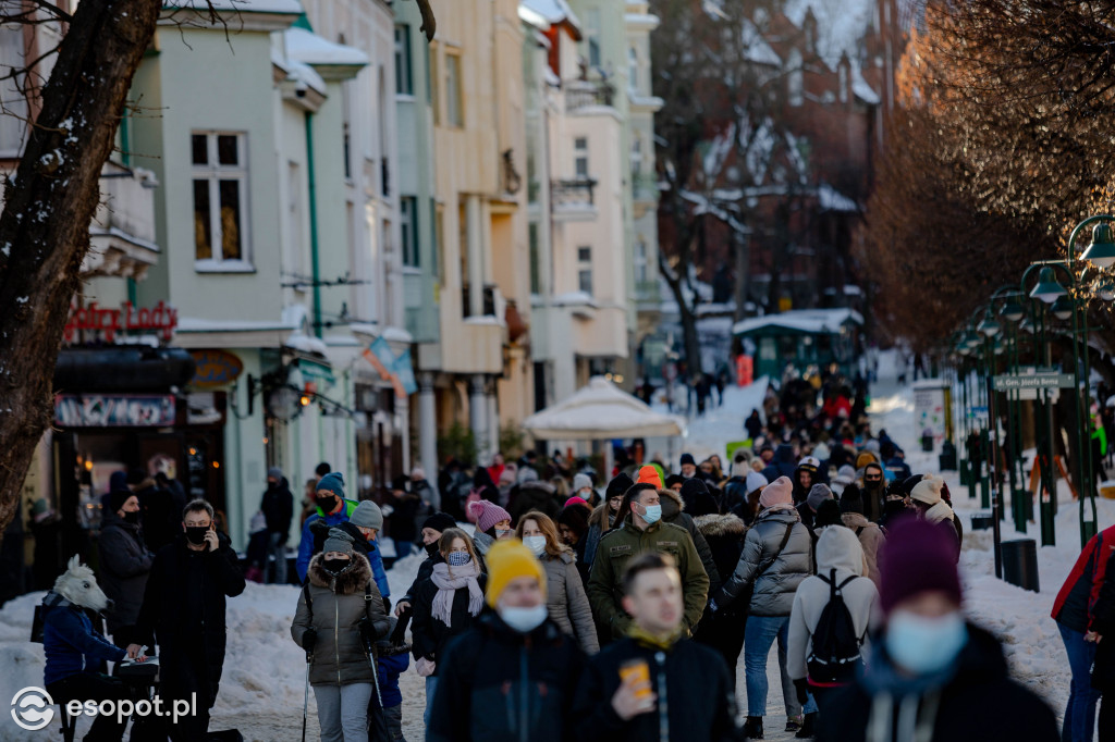 Morze spacerowiczów w Sopocie! Napływ turystów po otwarciu hoteli [FOTO]