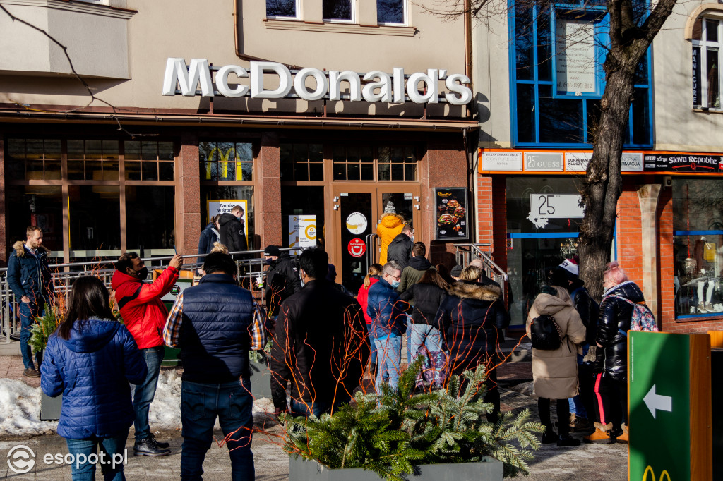 Tłumy po gofry i zapiekanki: zimowy Sopot jak w sezonie [FOTO]