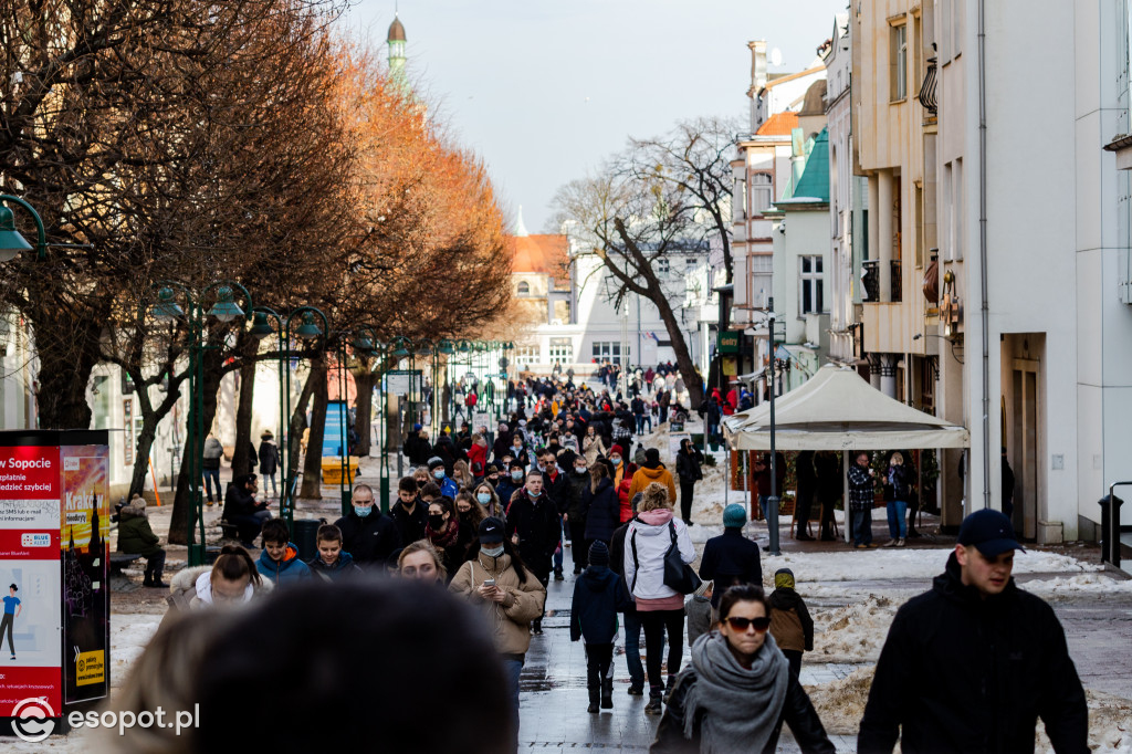 Tłumy po gofry i zapiekanki: zimowy Sopot jak w sezonie [FOTO]