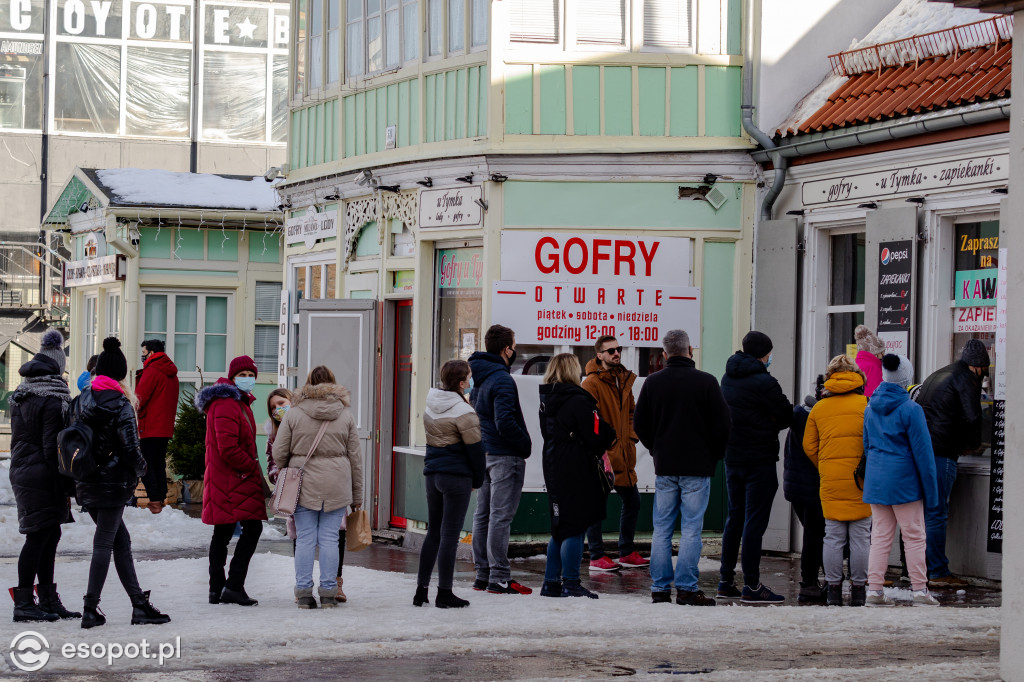 Tłumy po gofry i zapiekanki: zimowy Sopot jak w sezonie [FOTO]