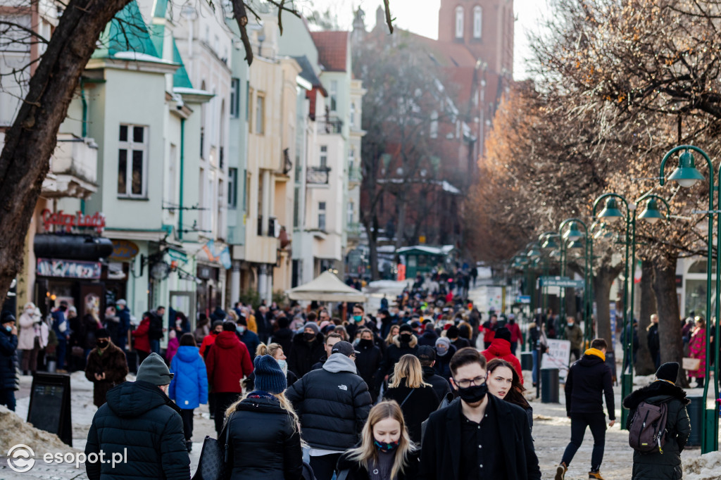 Tłumy po gofry i zapiekanki: zimowy Sopot jak w sezonie [FOTO]