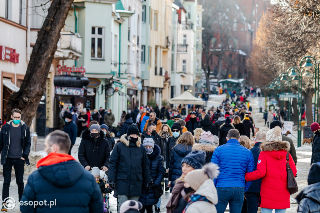 Tłumy po gofry i zapiekanki: zimowy Sopot jak w sezonie [FOTO]