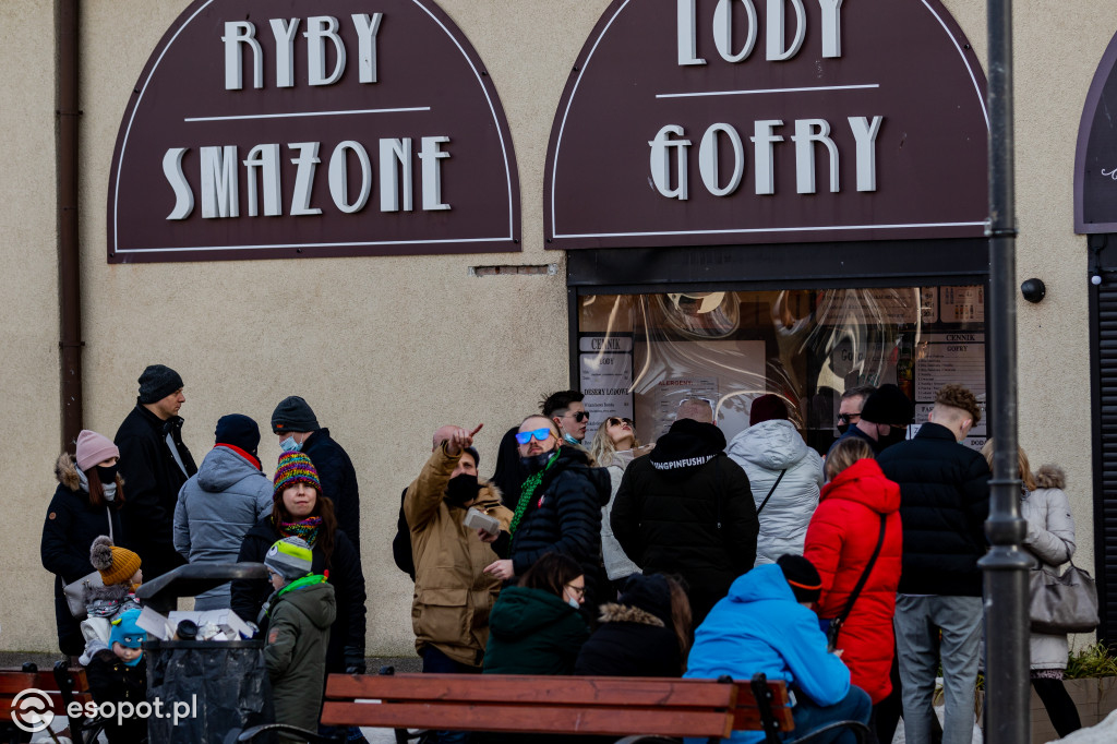 Tłumy po gofry i zapiekanki: zimowy Sopot jak w sezonie [FOTO]