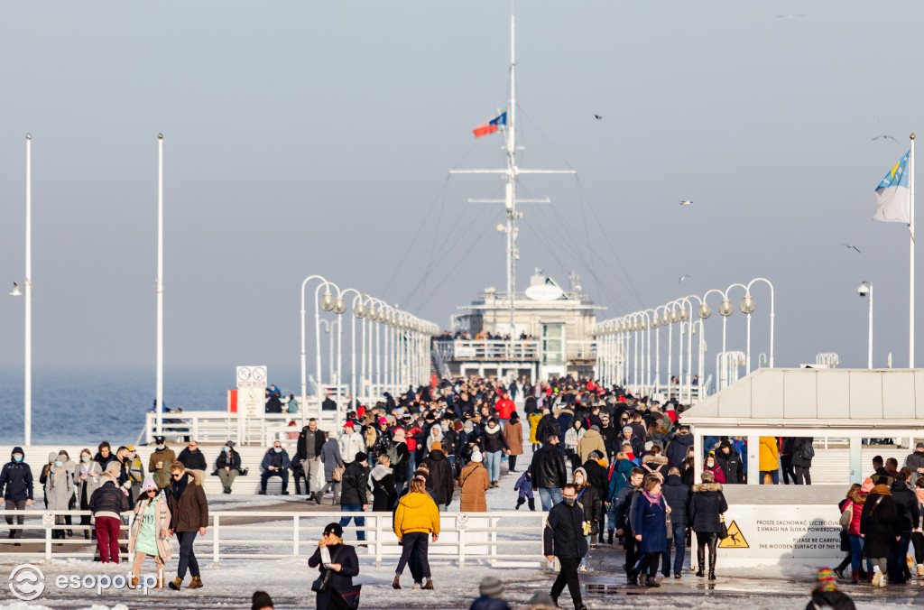 Tłumy po gofry i zapiekanki: zimowy Sopot jak w sezonie [FOTO]