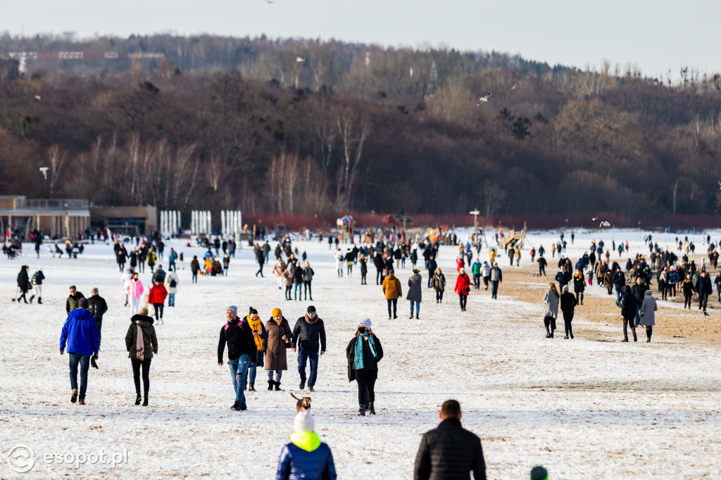 Tłumy po gofry i zapiekanki: zimowy Sopot jak w sezonie [FOTO]